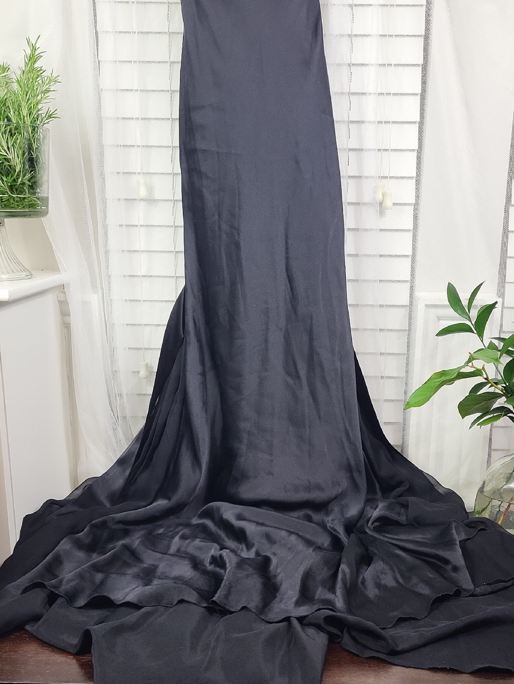 Outstanding Elegant Floor-Length Silk Evening Gown in Charcoal. Size 2 - Picture 4 of 13